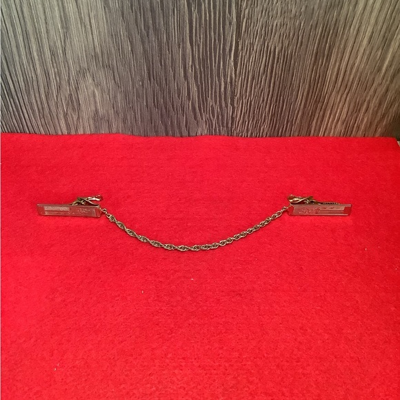Jewelry - Sweater chain clip